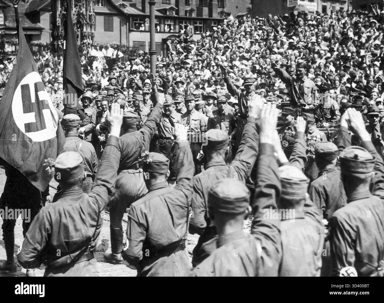 Adolf Hitler e altri leader nazisti partecipano al raduno di Norimberga del 1933, mostrando saluti nazisti, bandiere del partito e uniformi marocchette. Foto Stock