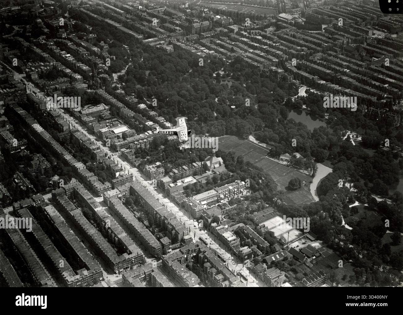 Questa foto delle celebrazioni della giornata nazionale dell'aviazione del 1923 a Schiphol, Paesi Bassi, mostra un aereo Fokker F-3 che sorvola il quartiere di Vondelpark e l'Overtoom di Amsterdam. Foto Stock