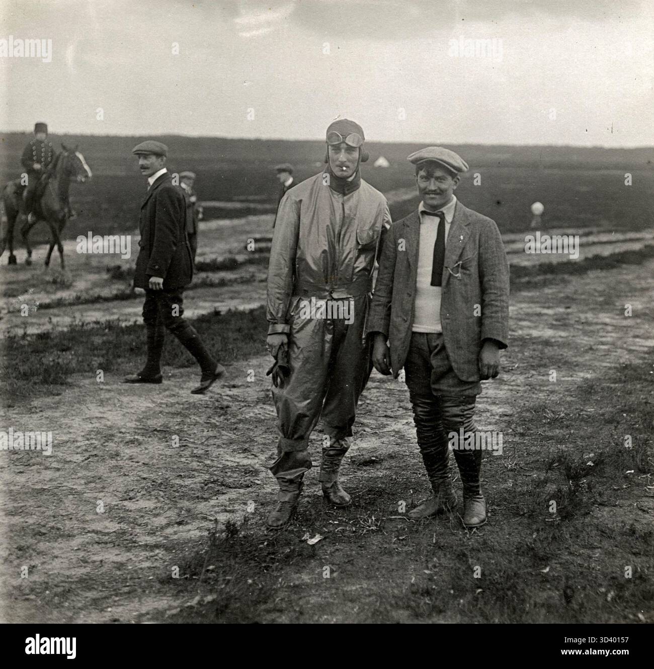 Nel giugno 1911, Soesterberg, Paesi Bassi, ha ospitato un evento di aviazione come scalo durante il volo intorno al mondo europeo. Il vincitore di tappa da Liegi a Soesterberg, Gibert, si vede con il secondo posto finale, R. Vidart. Foto Stock