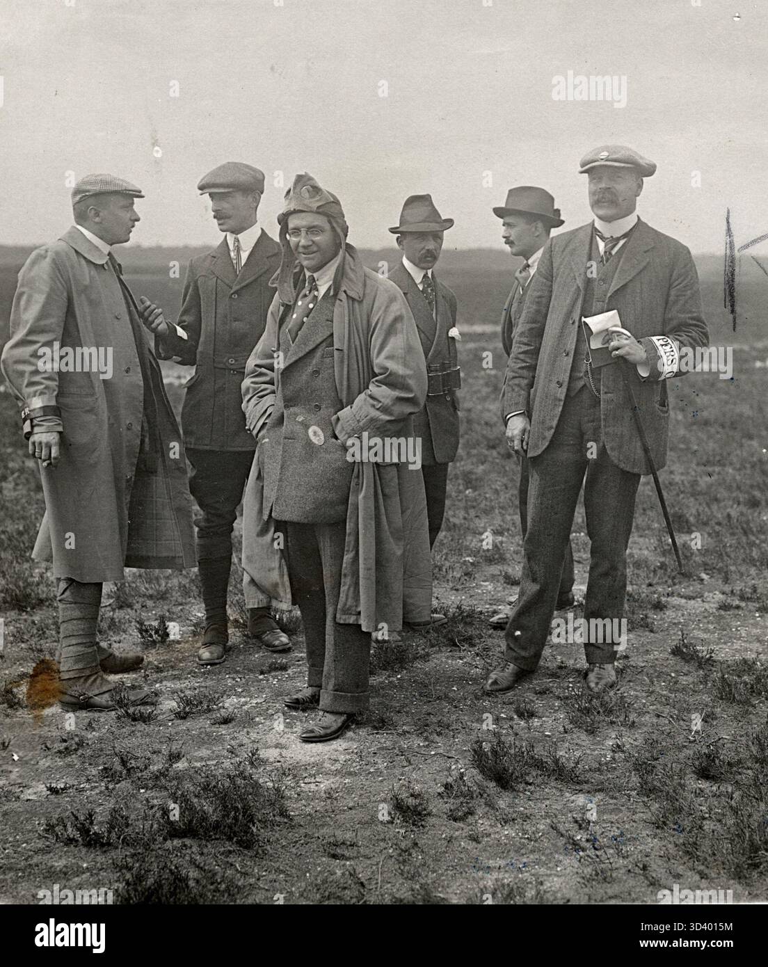 Nel 1911, il volo europeo intorno al mondo fece scalo a Soesterberg, Paesi Bassi. L'aviatore americano Charles Weymann arriva quinto, accompagnato dal cronometro francese ufficiale con binocolo. L'evento mette in luce i progressi dell'aviazione precoce in Europa. Foto Stock