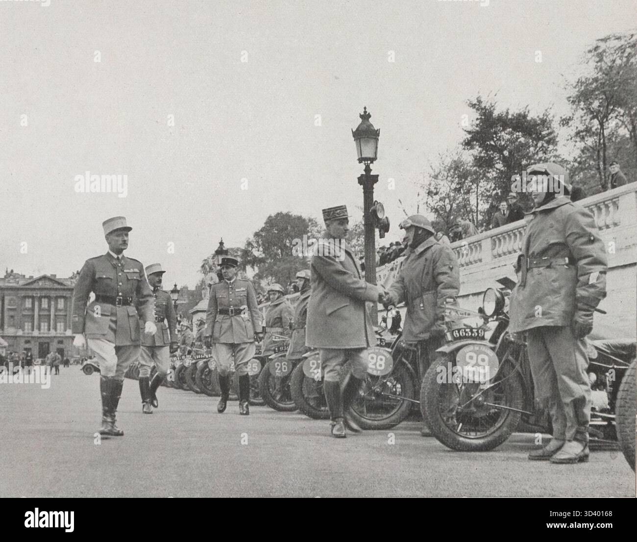 Questa fotografia del 30 aprile 1938 mostra il generale Rupied che esamina i partecipanti del Tour de France militaire motociclista a Place de la Concorde. L'evento faceva parte della gara motociclistica militare del 1938 ed è stato pubblicato su *Plein Ciel* nel maggio 1938. Foto Stock