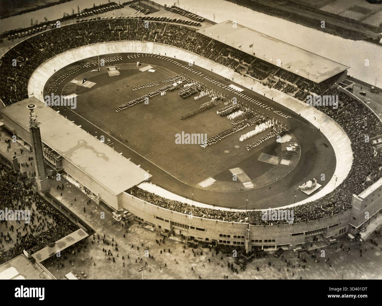 Questa foto aerea di un aeroplano KLM mostra lo Stadio Olimpico di Amsterdam durante la cerimonia di apertura delle Olimpiadi estive del 1928. L'immagine acquisisce la scala e l'eccitazione dell'evento. Foto Stock