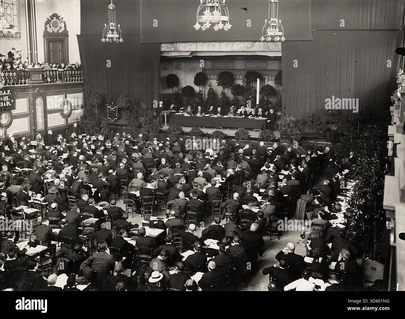 Nel 1914, un congresso del partito SDAP si tiene a Utrecht. Questa foto documenta la crescita del partito socialdemocratico olandese e la sua influenza politica all'inizio del XX secolo. Foto Stock