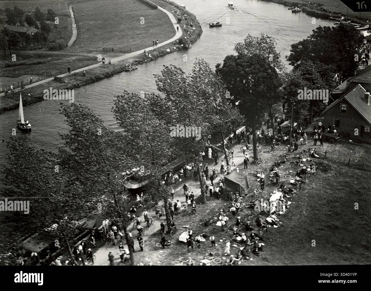 Questa fotografia del 1923 mostra le celebrazioni della giornata nazionale dell'aviazione all'aeroporto di Schiphol, Paesi Bassi. L'immagine cattura la grande folla di spettatori lungo l'Haarlemmermeervaart di Amsterdam. Foto Stock