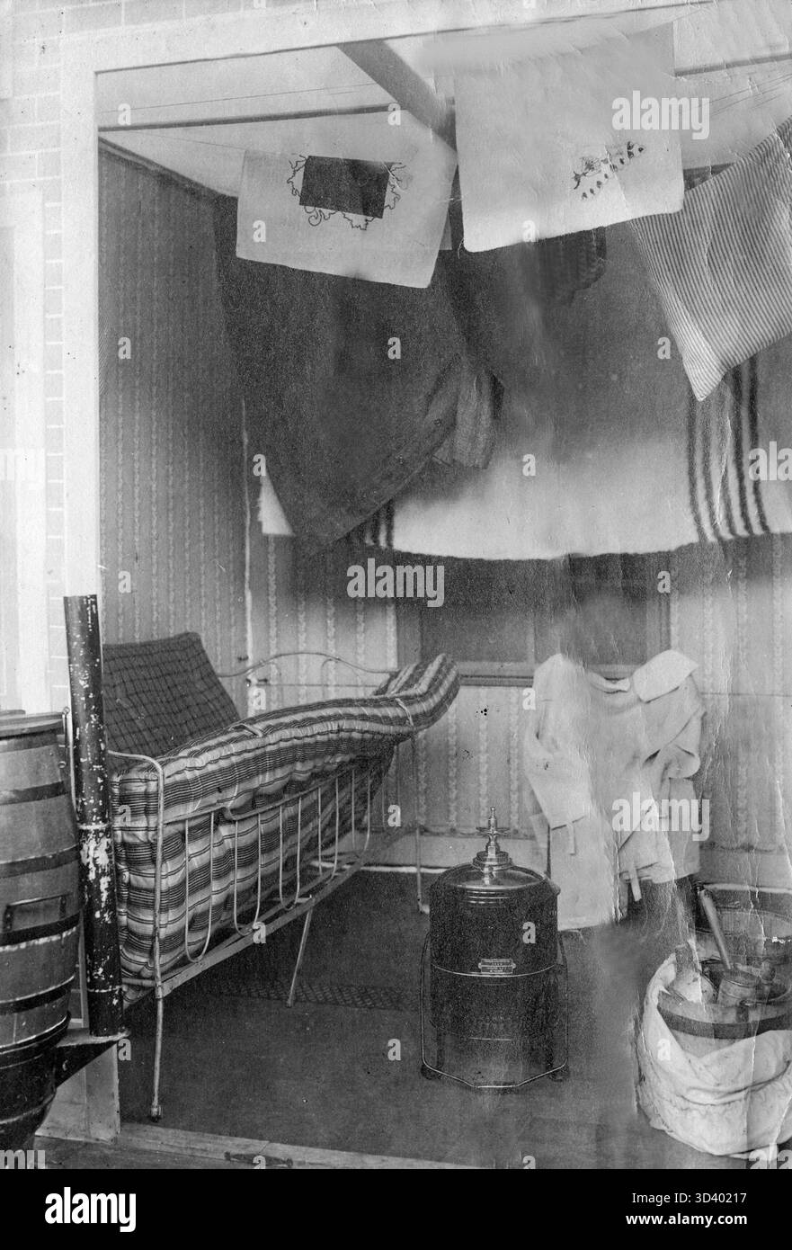 La stanza di un paziente di tubercolosi a l'Aia, Paesi Bassi, 1911, che mostra le condizioni di vita durante il trattamento alla tubercolosi. Foto Stock