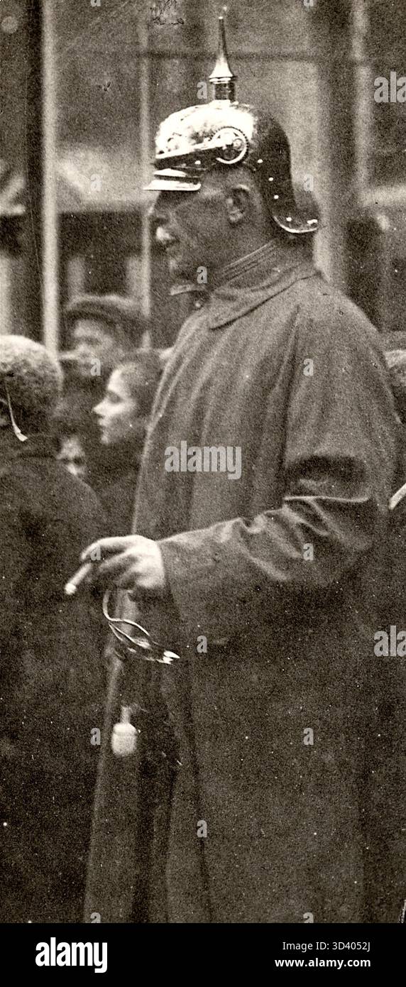 Nel novembre 1922, l'ex imperatore Guglielmo II di Hohenzollern (1859-1941) sposò la principessa Erminia di Reuss zu Greiz (1887-1947) a Doorn. Il principe von Fürstenburg, un ospite di nozze, è raffigurato indossando il casco Pickelhaube, un tipico casco a punta prussiano. Foto Stock