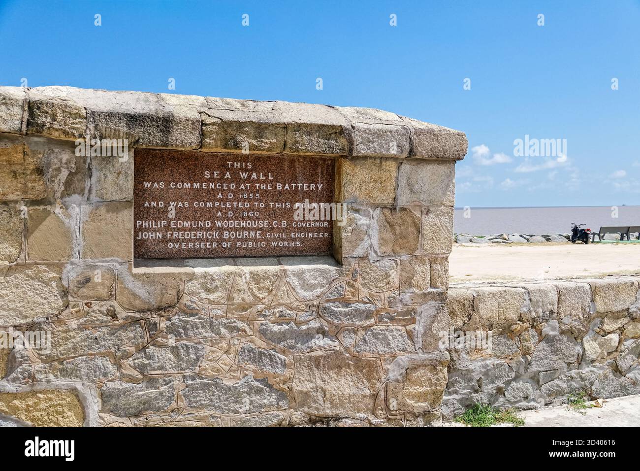 Monumento storico che ricorda il completamento nel 1860 delle mura marittime di Kingston costruite per proteggere la bassa capitale dalle inondazioni, a Georgetown, Guyana. Il muro, costruito dal lavoro degli schiavi dopo una massiccia inondazione, distrusse la residenza dei governatori e la maggior parte della città coloniale. Foto Stock