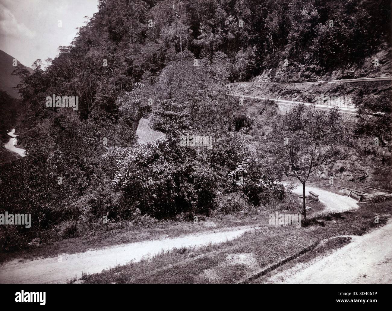 Questa fotografia raffigura l'Air Putih Gorge vicino a Pajakoemboeh (Payacumbuh), Sumatra, scattata tra il 1880 e il 1910. L'immagine mostra il paesaggio spettacolare e le caratteristiche geologiche uniche della gola. Foto Stock