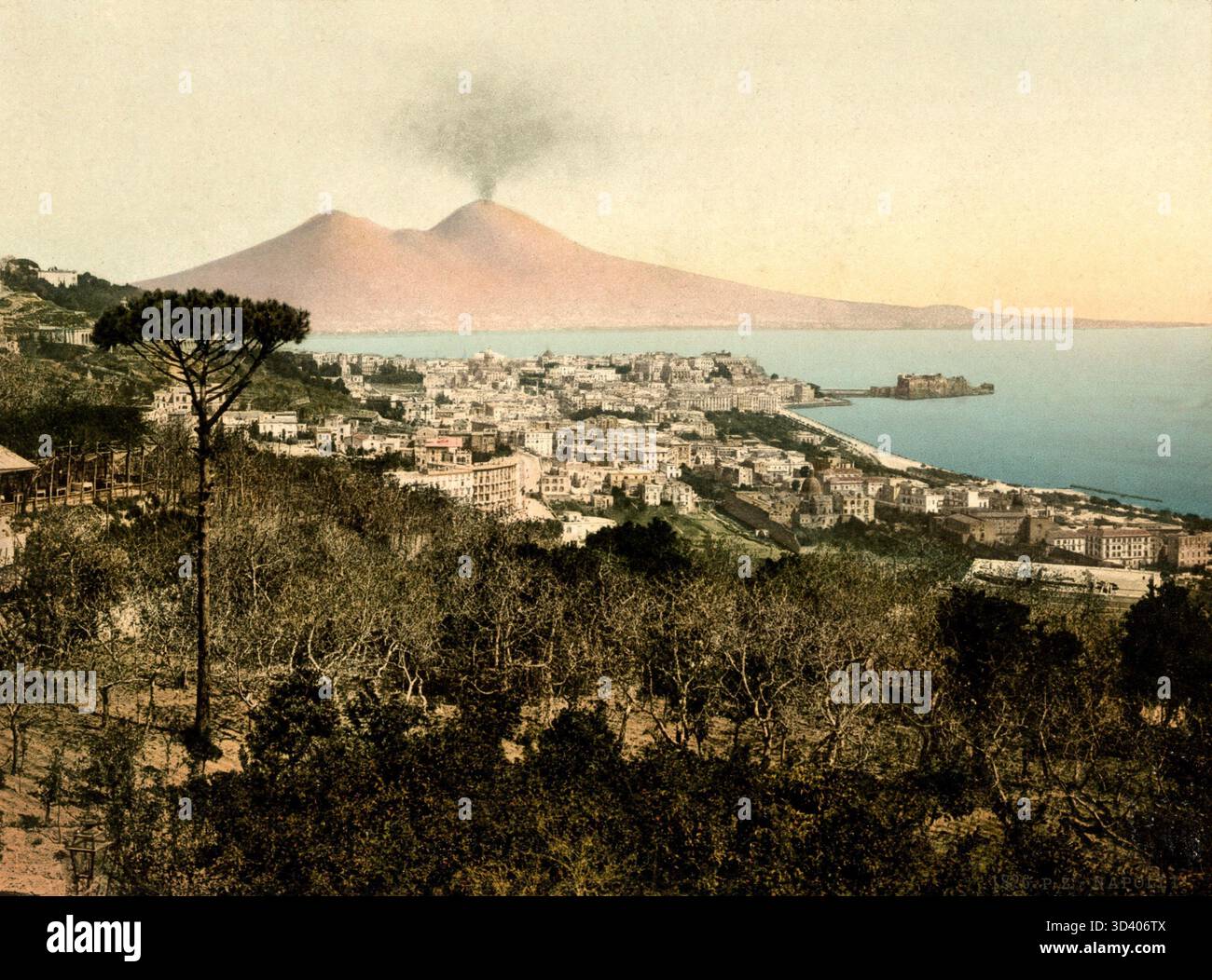 Una vista panoramica di Napoli, Italia, con il Golfo di Napoli in primo piano. L'eruzione del Vesuvio può essere vista sullo sfondo, probabilmente ritoccata per un effetto drammatico. Italia, CA. 1890-1910, fotocromo a colori. Foto Stock