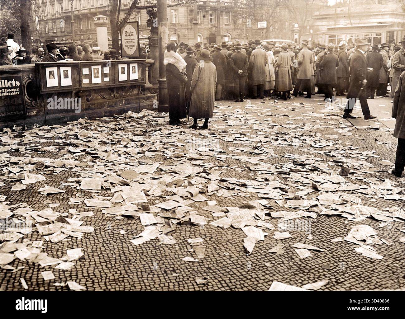 Nel 1924, durante le elezioni di Berlino, la folla si riunì per le strade. Volantini di propaganda furono sparsi per il terreno, mostrando l'atmosfera politica dell'epoca. Foto Stock