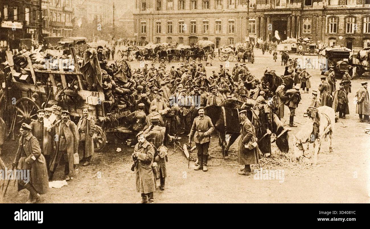 Dopo l'armistizio della prima guerra mondiale, le forze tedesche lasciano il Belgio. Una vivace scena in Piazza San Lamberto a Liegi, Belgio, con soldati, cavalli e carri visibili mentre partono nel novembre 1918. Foto Stock