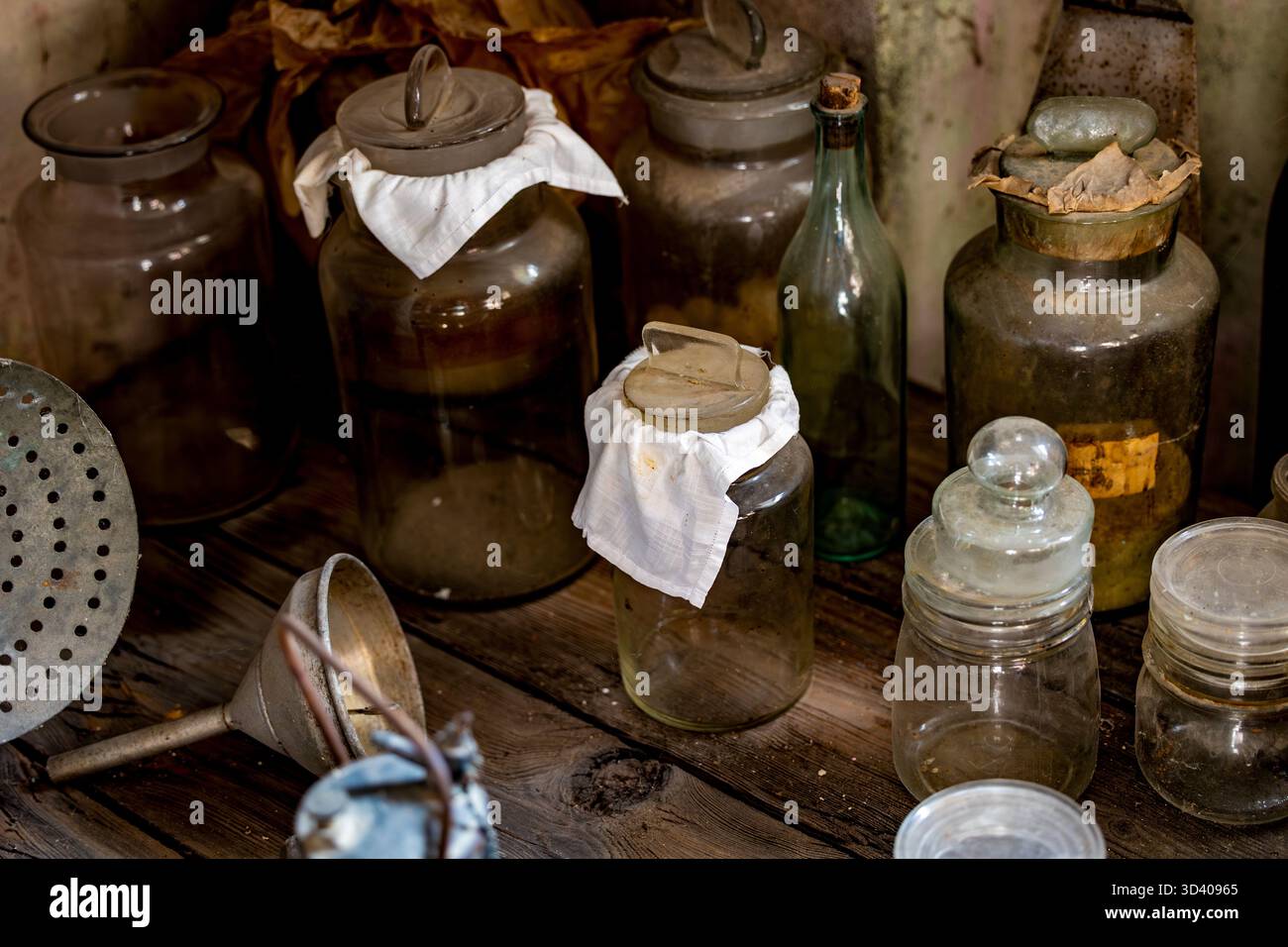 Vasetti in vetro vintage e contenitori in ceramica nella collezione Rustic Kitchen Storage Foto Stock