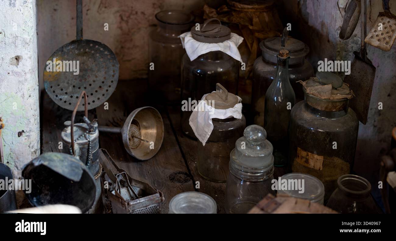 Vasetti in vetro d'epoca e contenitori in ceramica nella collezione Rustic Kitchen Storage Foto Stock