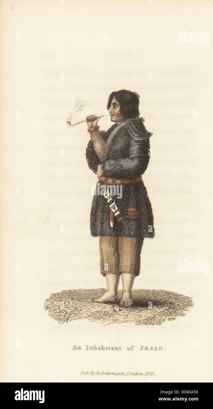 Ainu donna di Hokkaido, Giappone. In cappotto di foca o lontra, camicia di canapa e pantaloni, con coltello, marsupio per tabacco e selce appesi a una cintura. Lei fuma una pipa di tabacco. Un abitante di Jesso (Iesso o esso). Dopo un'illustrazione di Wilhelm Gottlieb Tilesius von Tilenau nell'Atlas zur Reise di Adam Johann Krusenstern. Incisione in rame colorato a mano da The World in miniature di Frederic Shoberl, Giappone, Rudolph Ackermann, Londra, 1823. Foto Stock
