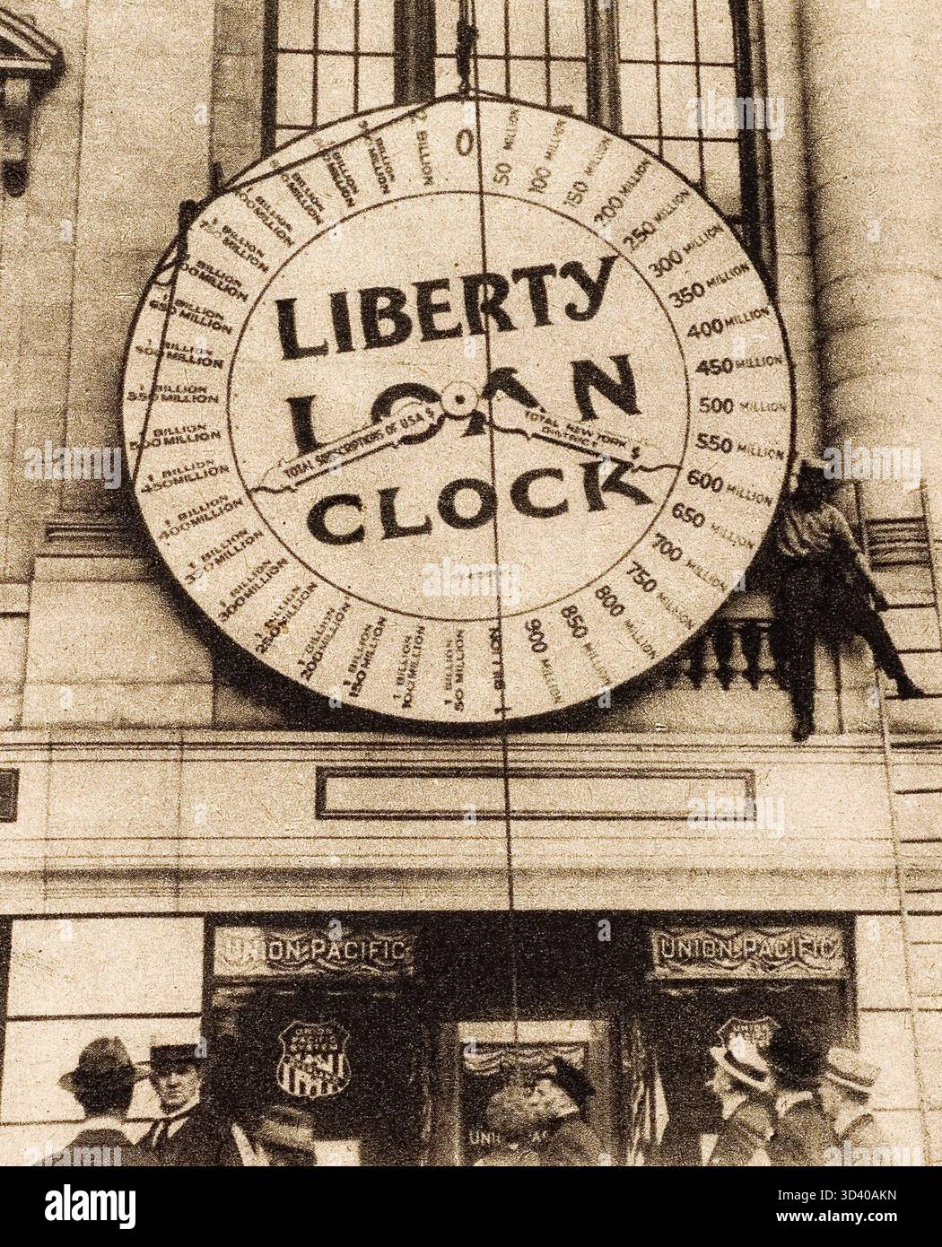 Questa immagine del 1918 mostra gli orologi Liberty Loan a New York, che mostravano l'importo giornaliero contribuito al prestito di guerra. Questi orologi sono stati collocati in luoghi importanti come parte di uno sforzo nazionale per finanziare la prima guerra mondiale Foto Stock