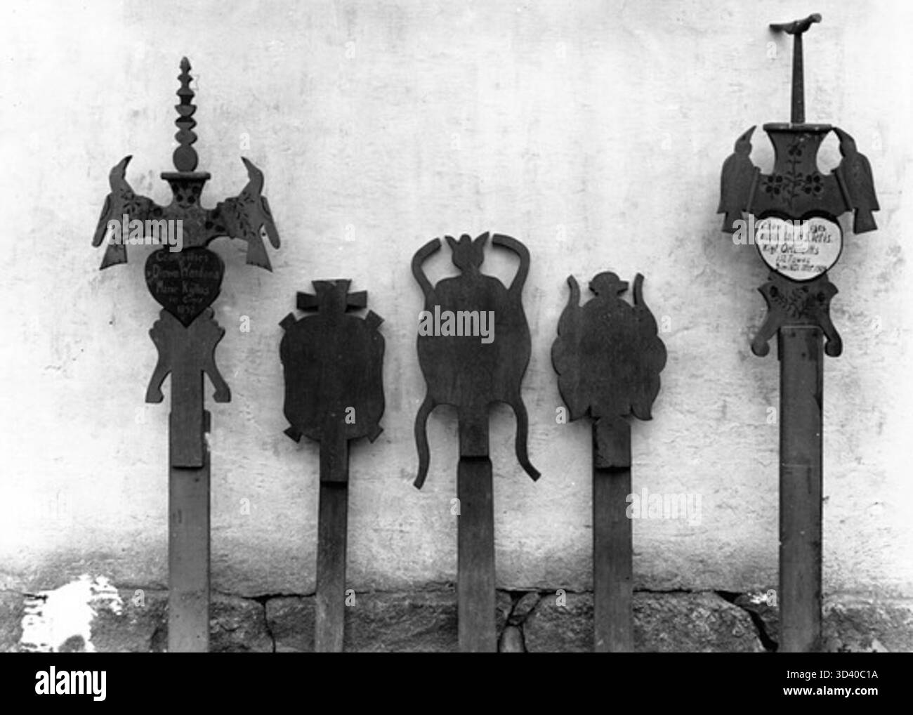 Nel 1937, il museo all'aperto di Königsberg espose lapidi (kriktai) provenienti da un cimitero di pescatori lituano, riflettendo i legami culturali e storici tra la Lituania e la Prussia orientale. Foto Stock