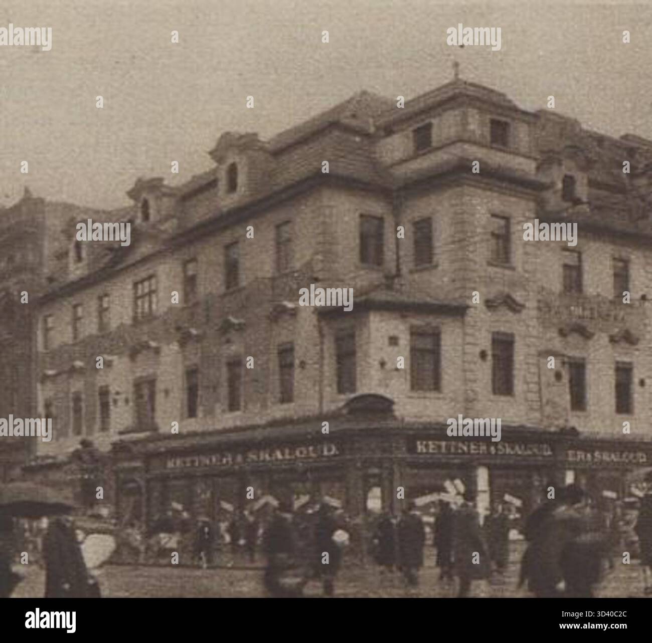Un'immagine storica che mostra la casa "U Spink" all'angolo tra Václavské námestí e Príkop, Praga, prima del 1910, un predecessore della palác Koruna. Foto Stock