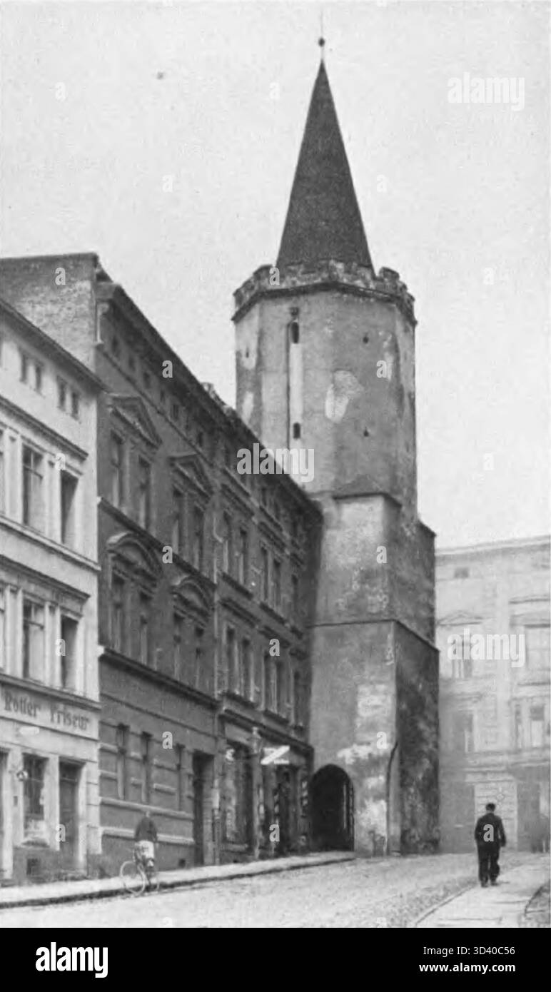 Questa fotografia storica scattata tra il 1938-1939 mostra la torre della porta inferiore (Wieza Bramy Dolnej) a Prudnik, Polonia. L'immagine mette in evidenza il suo stile architettonico medievale e il suo ruolo nella storia della città. Foto Stock