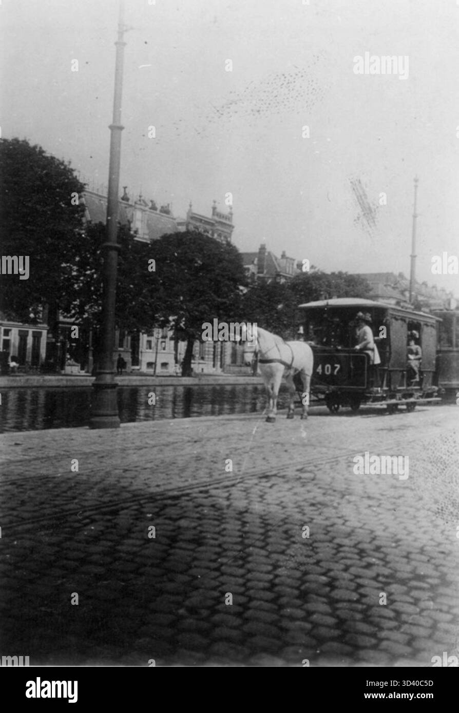 Vista della Schiekade con un tram a cavallo che si dirige verso Overschie, mostrando la Schia di Rotterdam sullo sfondo. Foto scattata tra il 1910 e il 1918. Foto Stock