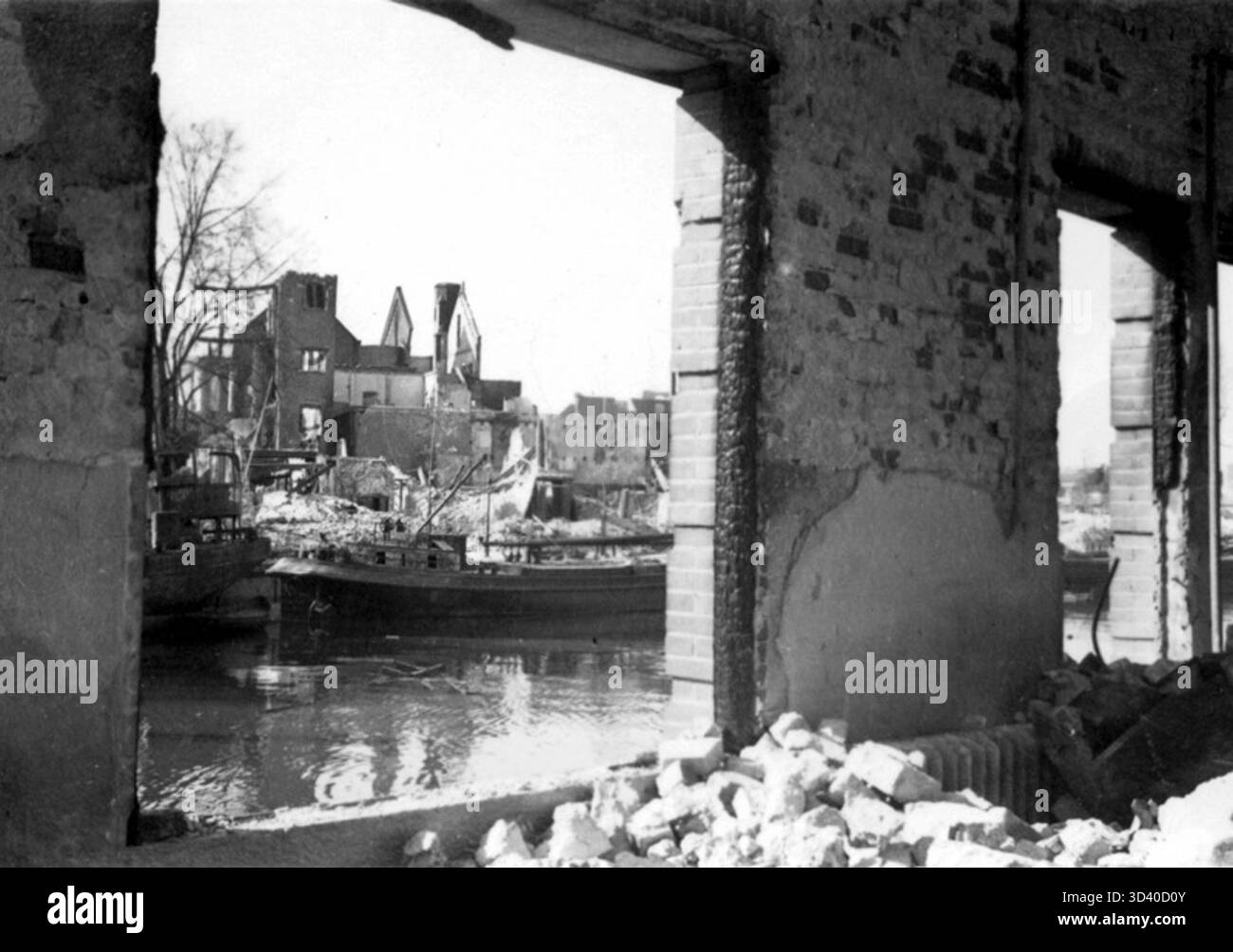 Questa fotografia, scattata tra il 14 e il 30 maggio 1940, mostra i danni all'area di Scheepmakershaven e agli edifici circostanti dopo i bombardamenti tedeschi. L'immagine mostra anche i resti della Wijnhavense kerk, un'ex chiesa cattolica successivamente convertita in un magazzino. Foto Stock