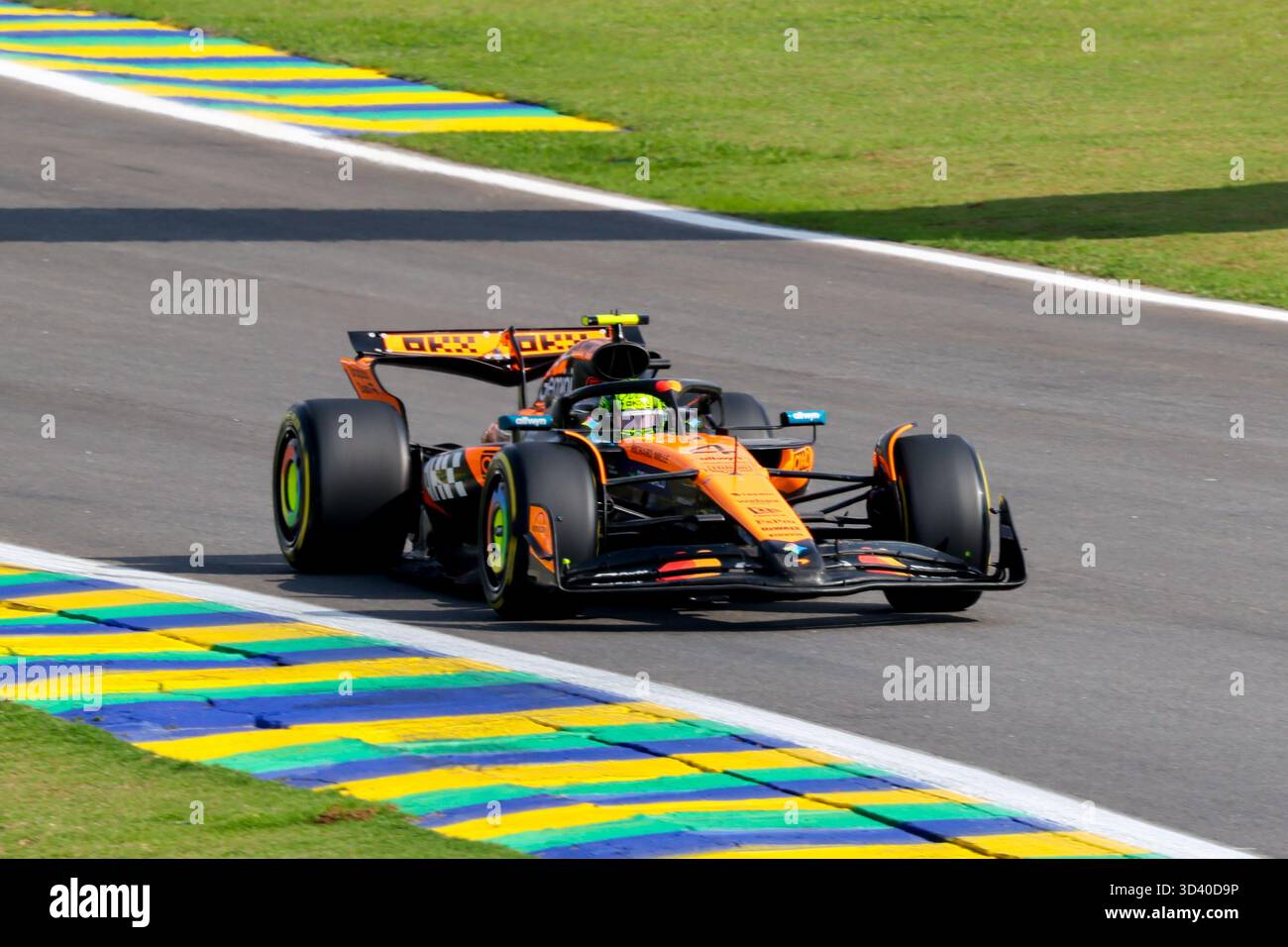 San Paolo, BRA. 07/11/2025. Lando Norris del Regno Unito alla guida della (4) McLaren F1 Team MCL39 Mercedes, durante la Formula 1 MSC Cruises grande Premio De Sao Paulo 2025. Crediti: Alessio Morgese / Alamy live news Foto Stock