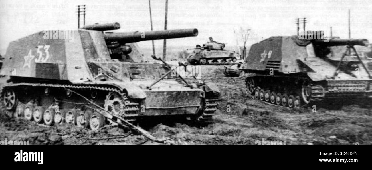 Fucili semoventi (SPG) tedeschi catturati, ridipinti in colori sovietici durante la seconda guerra mondiale tra il 1943 e il 1946. Questi veicoli facevano parte delle macchine da guerra utilizzate nel conflitto tra Germania e Unione Sovietica. Foto Stock