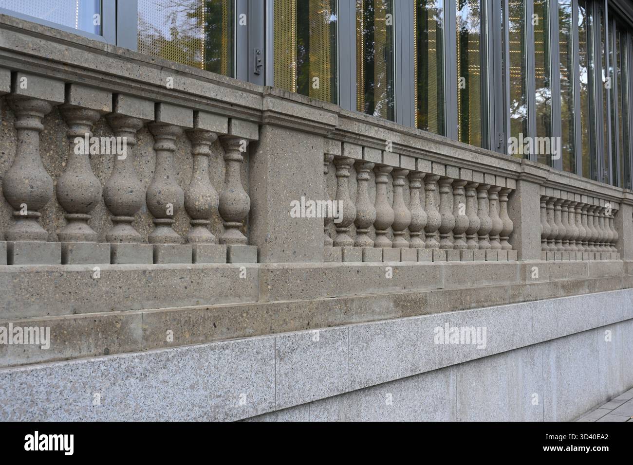 Balaustra in pietra su una facciata a Düsseldorf, Renania settentrionale-Vestfalia, Germania Foto Stock