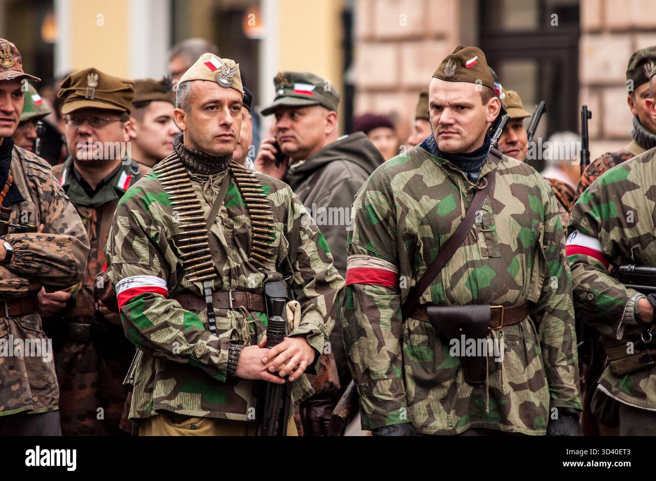 Gruppo di soldati polacchi che trasportano fucili AK durante la celebrazione del giorno dell'indipendenza. Due soldati sorridono. Foto Stock