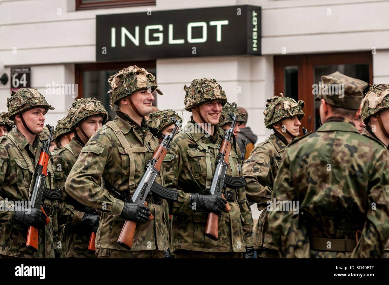 Gruppo di soldati polacchi che trasportano fucili AK durante la celebrazione del giorno dell'indipendenza. Due soldati sorridono Foto Stock