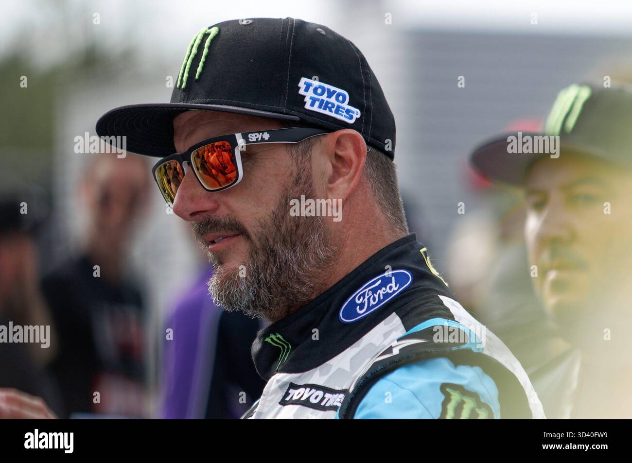 Ken Block firma autografi per i tifosi durante il Gymkhana Grid European Gauntlet. Foto Stock