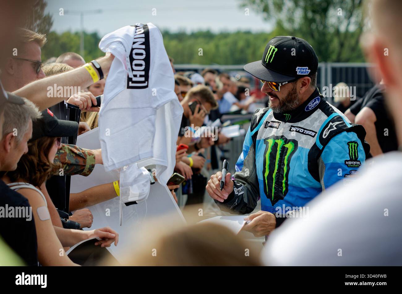 Ken Block firma autografi per i tifosi durante il Gymkhana Grid European Gauntlet. Foto Stock