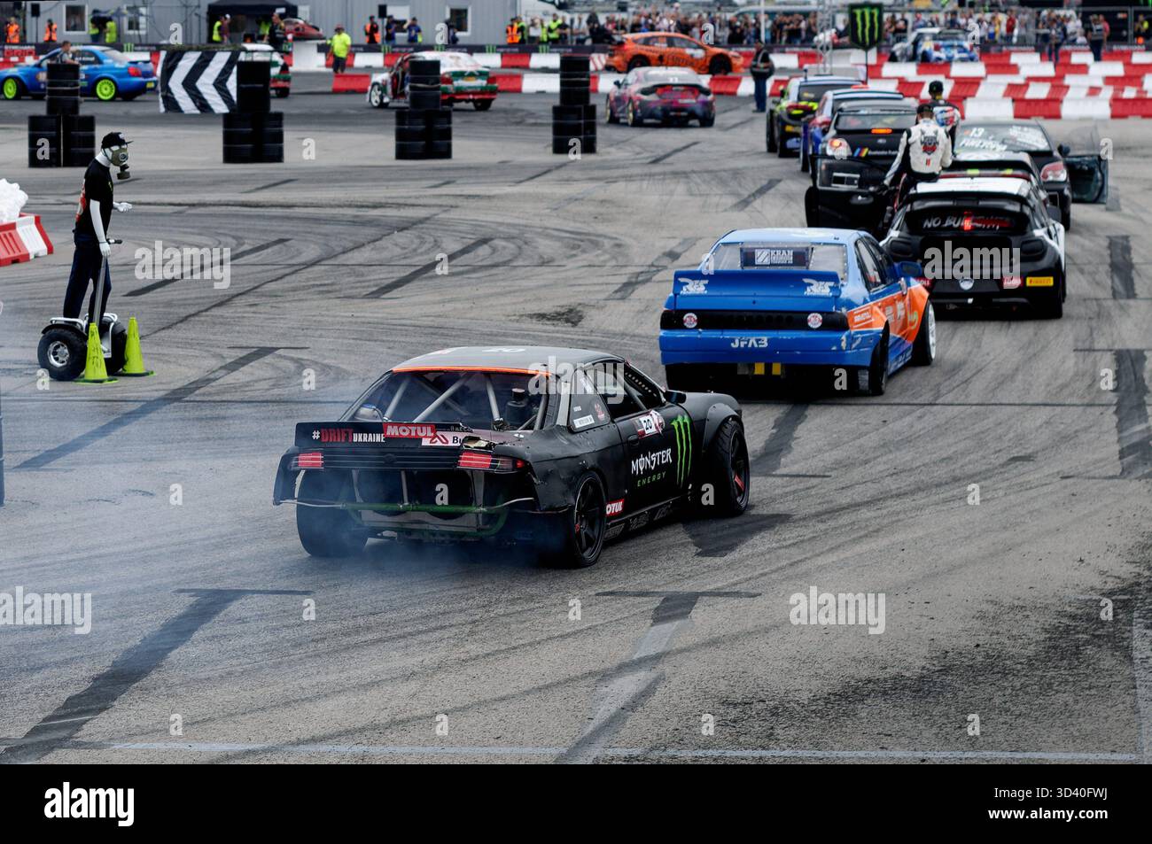 Le auto alla deriva all'inizio della sfilata producono fumo di pneumatici durante il Gymkhana Grid 2019 European Gauntlet. Foto Stock
