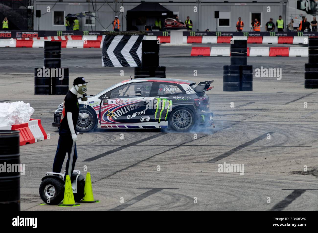 Oliver Sollberg alla guida della Volkswagen Polo R WRX alla deriva con il fumo degli pneumatici al Gymkhana Grid 2019 European Gauntlet. Foto Stock