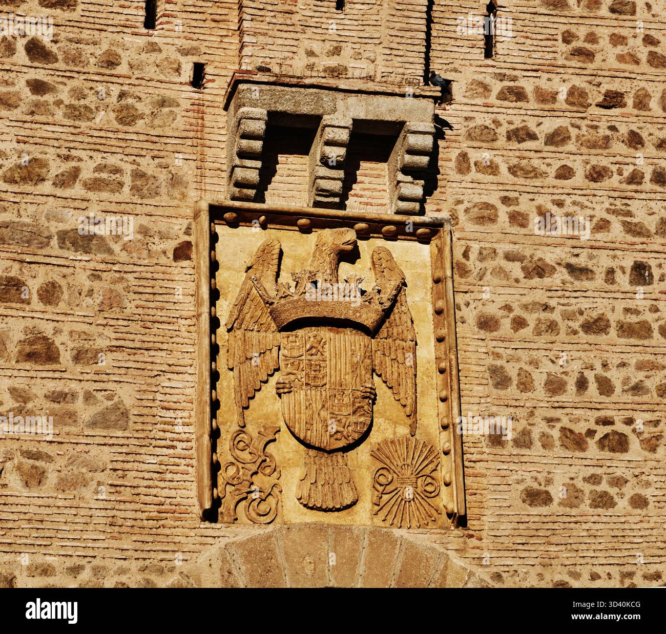 Lo stemma del Puente de Alcántara a Toledo, Spagna. Lo stemma appartiene ai monarchi cattolici, Isabella i di Castiglia e Ferdinando I. Foto Stock