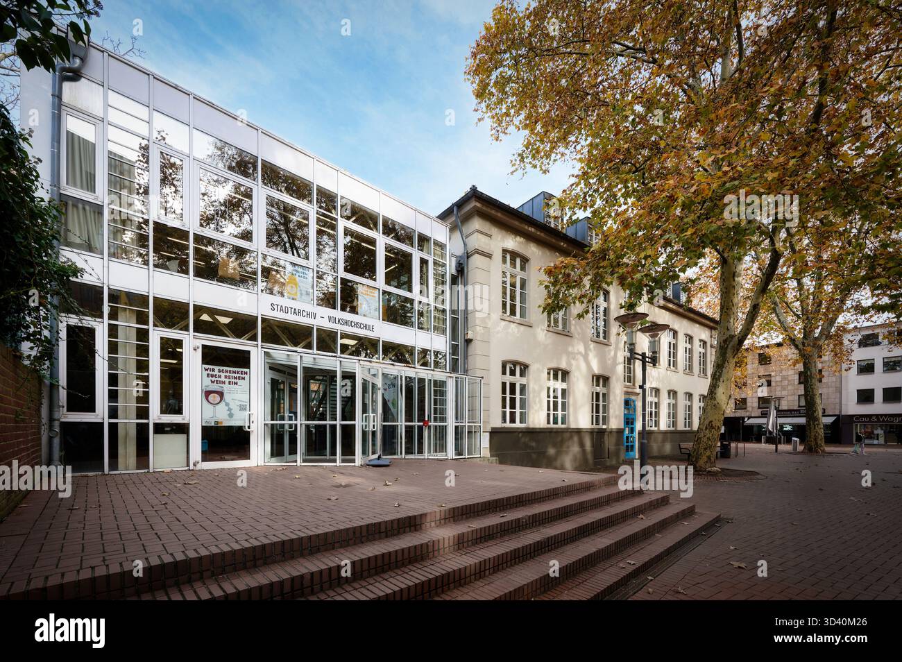 Fusione architettonica della moderna facciata in vetro dell'Archivio cittadino e del Centro educativo per adulti con l'adiacente edificio storico di Frechen a Novem Foto Stock