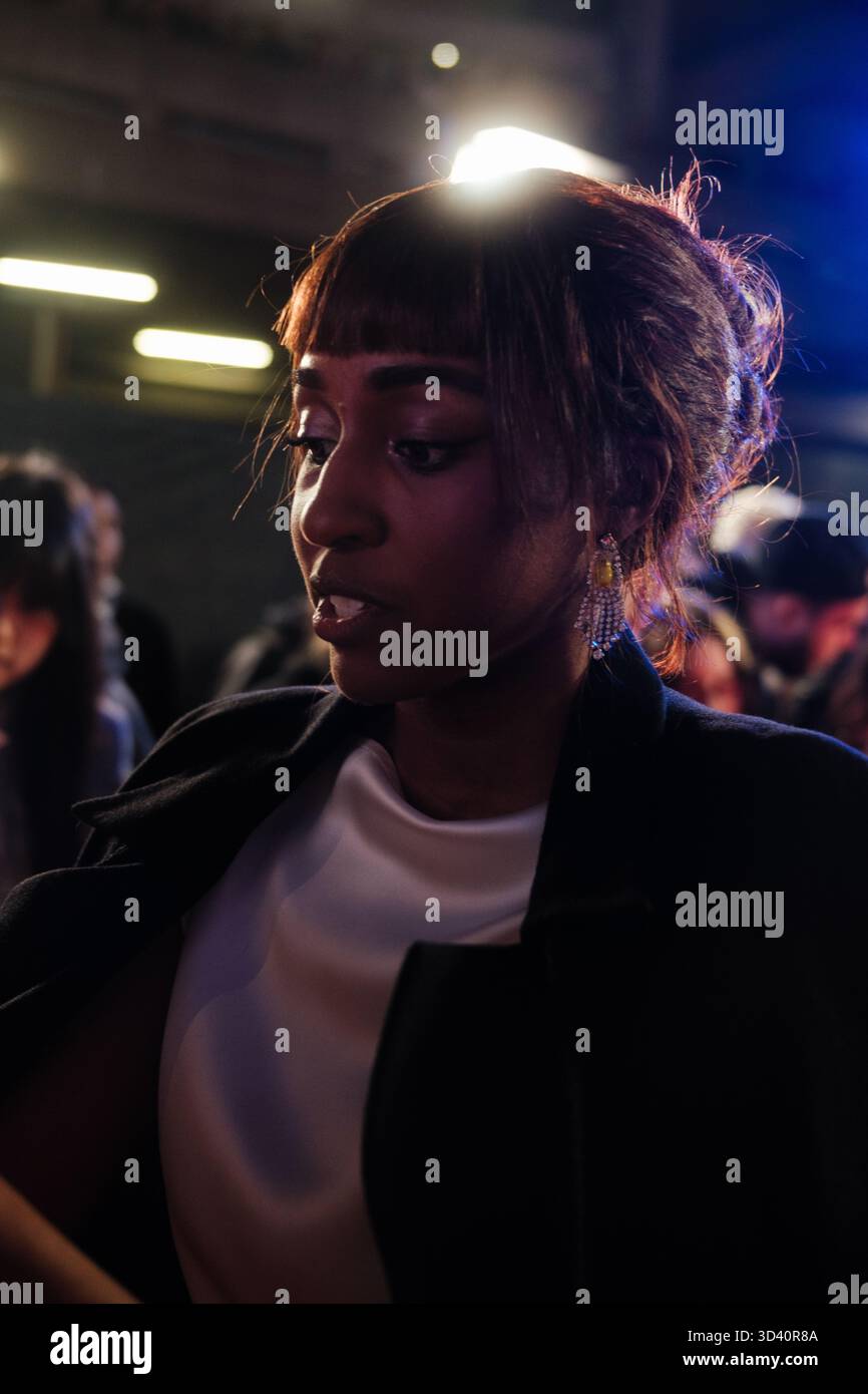 Ayo Edebiri incontra i fan al BFI London Film Festival 2025 Red Carpet Gala Premiere di "After the Hunt". Foto Stock