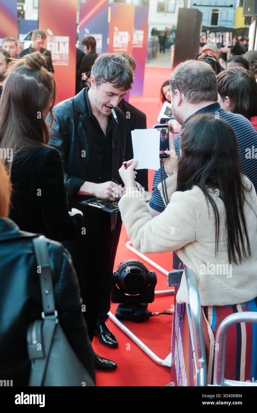 Paul Mescal arriva al BFI London Film Festival 2025 Red Carpet Gala Premiere di "Hamnet". Foto Stock