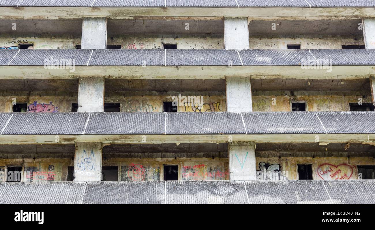 San Miguel, Portogallo - 23 luglio 2025: Hotel Monte Palace abbandonato con graffiti e degrado urbano a Sete Cidades, Azzorre, Portogallo. Foto Stock