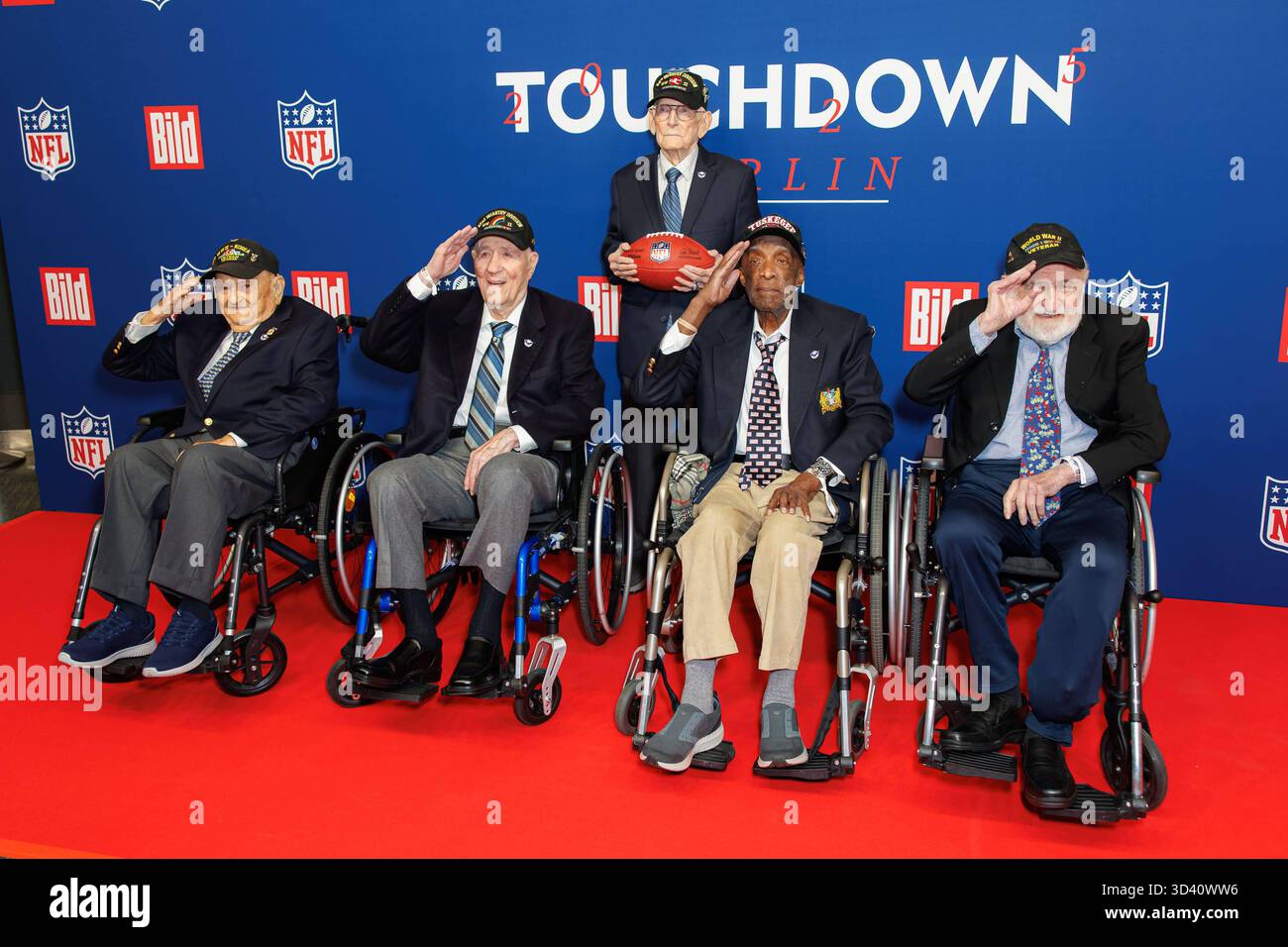 Empfang - BILD NFL TOUCHDOWN BERLINO - Frank Arthur Athanason, Hilbert Hibby Margol, Fred J. Nungesser Jr., Enoch Woody Woodhouse und Gideon Kantor beim BILD TOUCHDOWN BERLIN National Football League - Empfang, anlässlich des ersten regulären Saisonspiels der NFL Teams Indianapolis Colts vs. Atlanta Falcons AM 07.11.2025 im Axel-Springer-Hochhaus a Berlino. *** Ricezione BILD NFL TOUCHDOWN BERLIN Frank Arthur Athanason, Hilbert Hibby Margol, Fred J Nungesser Jr, Enoch Woody Woodhouse e Gideon Kantor al BILD TOUCHDOWN BERLIN National Football League Reception, in occasione del primo Foto Stock