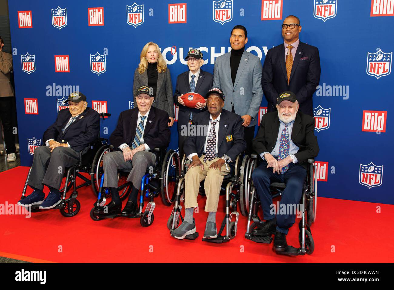 Empfang - BILD NFL TOUCHDOWN BERLIN - Frank Arthur Athanason, Hilbert Hibby Margol, Kathryn Edwards, Fred J. Nungesser Jr., Enoch Woody Woodhouse, Donnie Edwards, Gideon Kantor und Mike Rucker beim BILD TOUCHDOWN BERLIN National Football League - Empfang, anlässlich des ersten regulären Saisonspiels der NFL Teams Indianapolis Colts vs. Atlanta Falcons am 07.11.2025 im Axel-Hochhaus BERLIN. *** Ricezione BILD NFL TOUCHDOWN BERLIN Frank Arthur Athanason, Hilbert Hibby Margol, Kathryn Edwards, Fred J Nungesser Jr , Enoch Woody Woodhouse, Donnie Edwards, Gideon Kantor e Mike Rucker A. Foto Stock