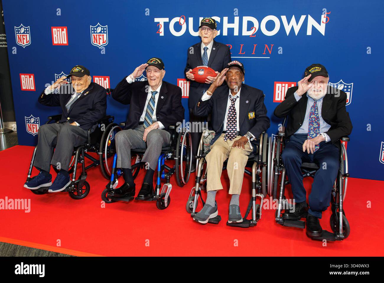 Empfang - BILD NFL TOUCHDOWN BERLINO - Frank Arthur Athanason, Hilbert Hibby Margol, Fred J. Nungesser Jr., Enoch Woody Woodhouse und Gideon Kantor beim BILD TOUCHDOWN BERLIN National Football League - Empfang, anlässlich des ersten regulären Saisonspiels der NFL Teams Indianapolis Colts vs. Atlanta Falcons AM 07.11.2025 im Axel-Springer-Hochhaus a Berlino. *** Ricezione BILD NFL TOUCHDOWN BERLIN Frank Arthur Athanason, Hilbert Hibby Margol, Fred J Nungesser Jr, Enoch Woody Woodhouse e Gideon Kantor al BILD TOUCHDOWN BERLIN National Football League Reception, in occasione del primo Foto Stock