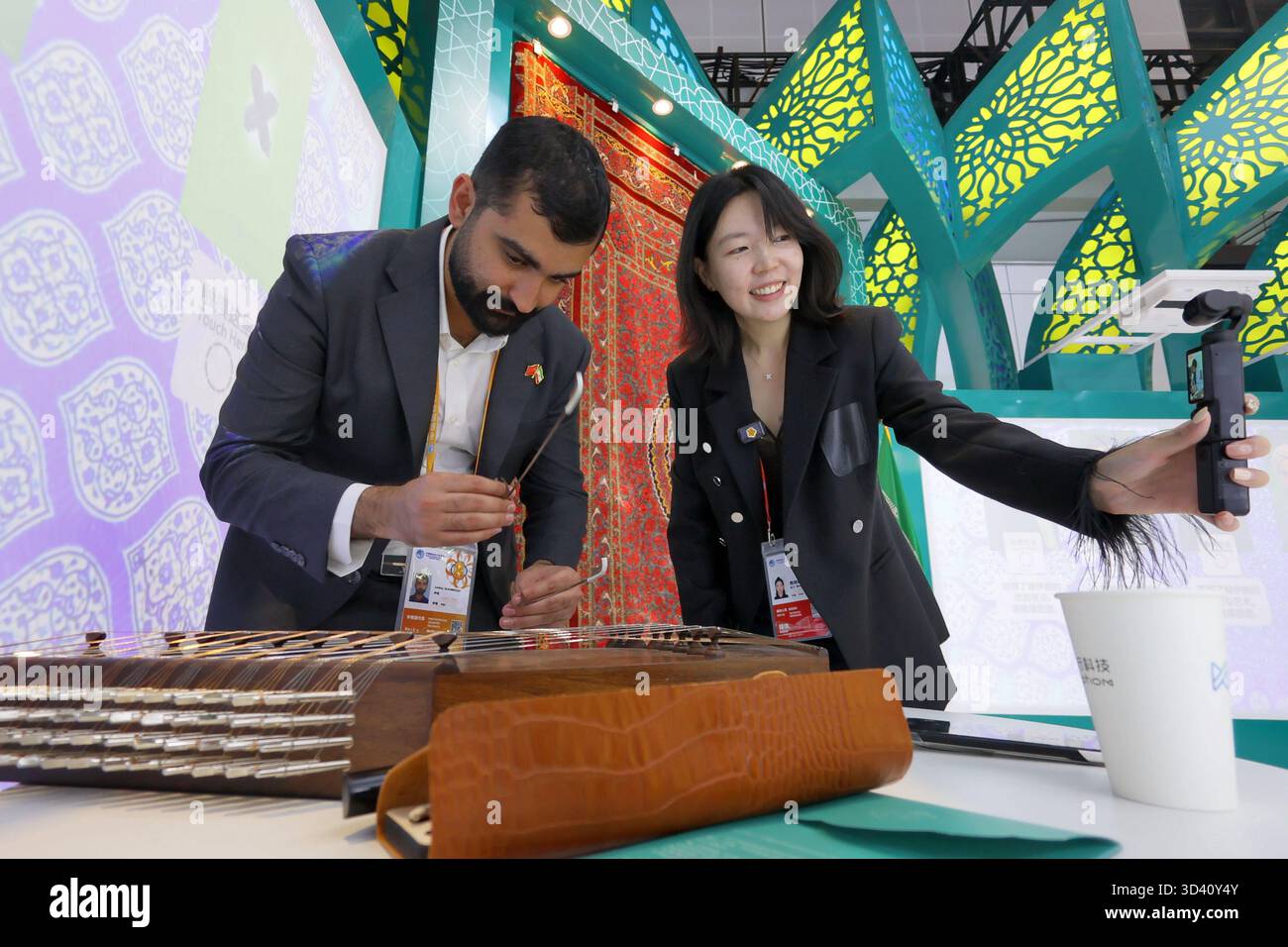 SHANGHAI, CINA - 7 NOVEMBRE 2025 - un artista iraniano ha eseguito uno strumento a corda attraverso le telecamere multimediali all'8° CIIE di Shanghai, Cina, il 7 novembre 2025. Foto Stock
