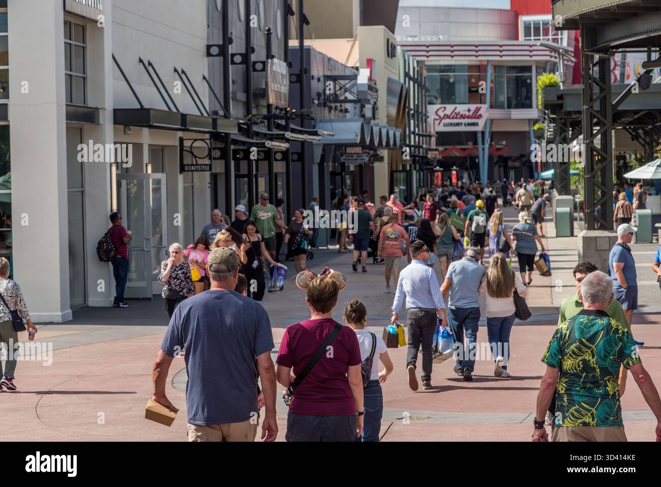 Vista dei turisti a Disney Springs, complesso commerciale a Lake Buena Vista, Florida Foto Stock