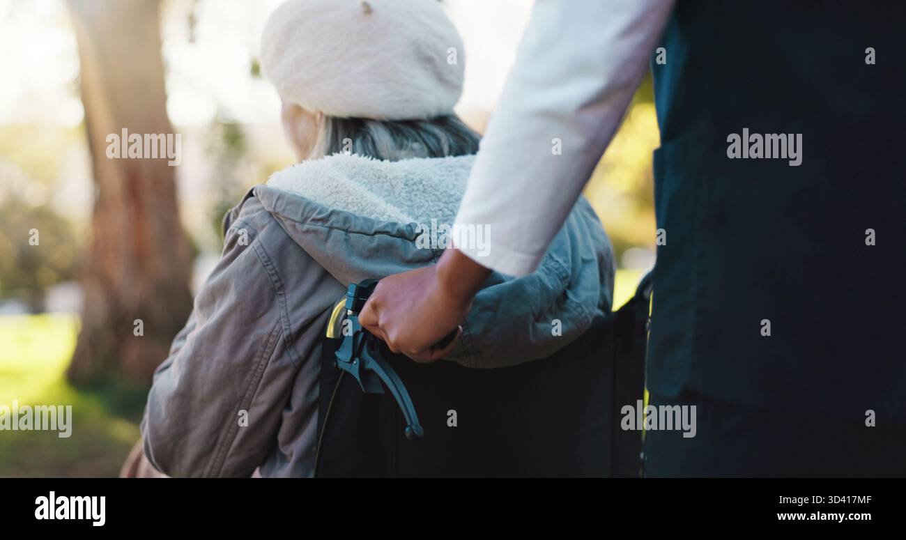 Caregiver, Walk o anziana con sedia a rotelle per parco, aria fresca o natura per una salute mentale positiva. Infermiere di pensionamento, schiena o persona anziana con Foto Stock