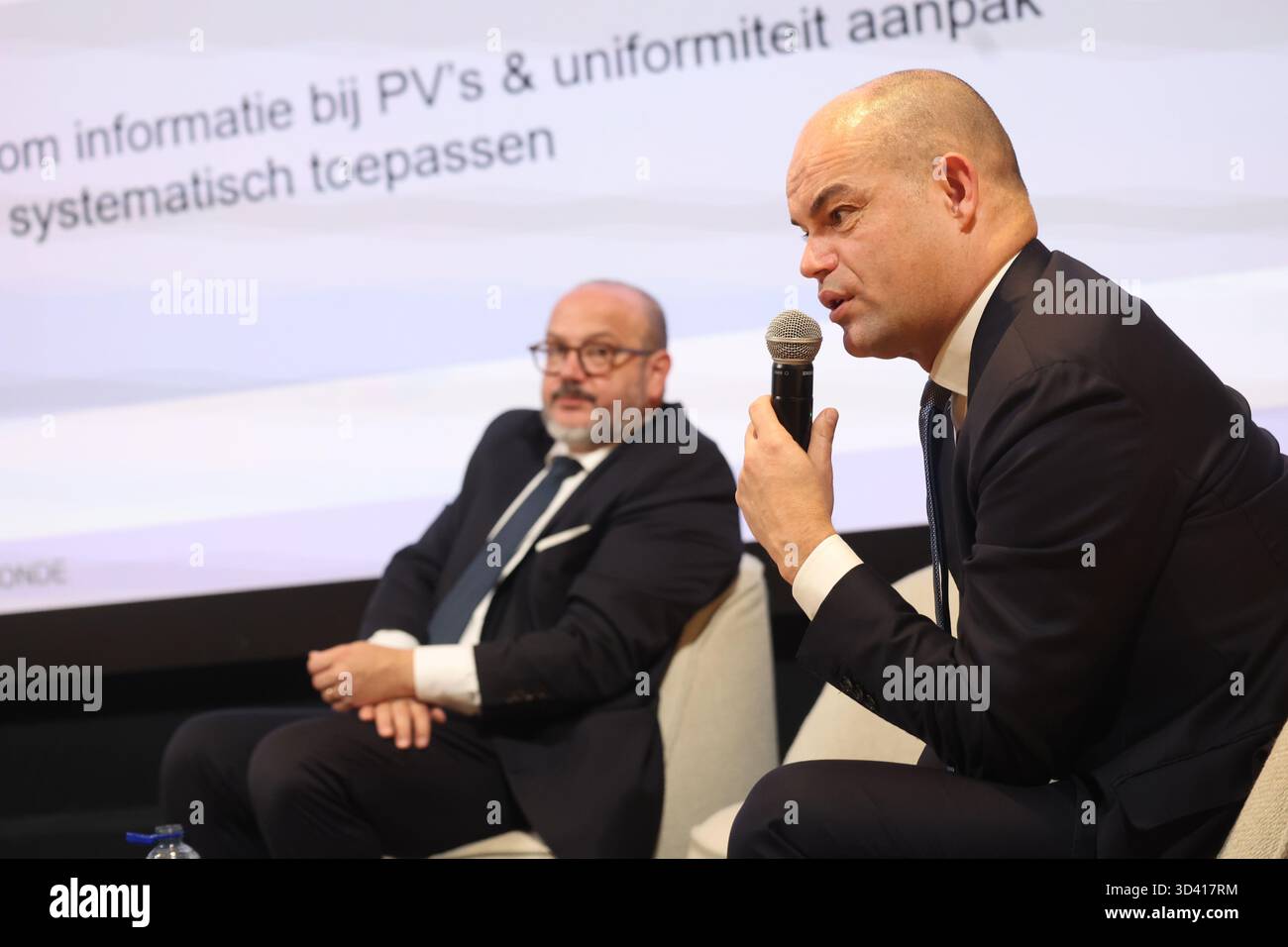 Tubize, Belgio. 7 novembre 2025. Il ministro dell'interno Bernard Quintin e il CEO del sindacato calcistico belga Peter Willems nella foto durante una tavola rotonda sulla sicurezza nel calcio, organizzata dalla Pro League e dalla Royal Belgian Football Association (RBFA), venerdì 07 novembre 2025 a Tubize. BELGA PHOTO VIRGINIE LEFOUR credito: Belga News Agency/Alamy Live News Foto Stock