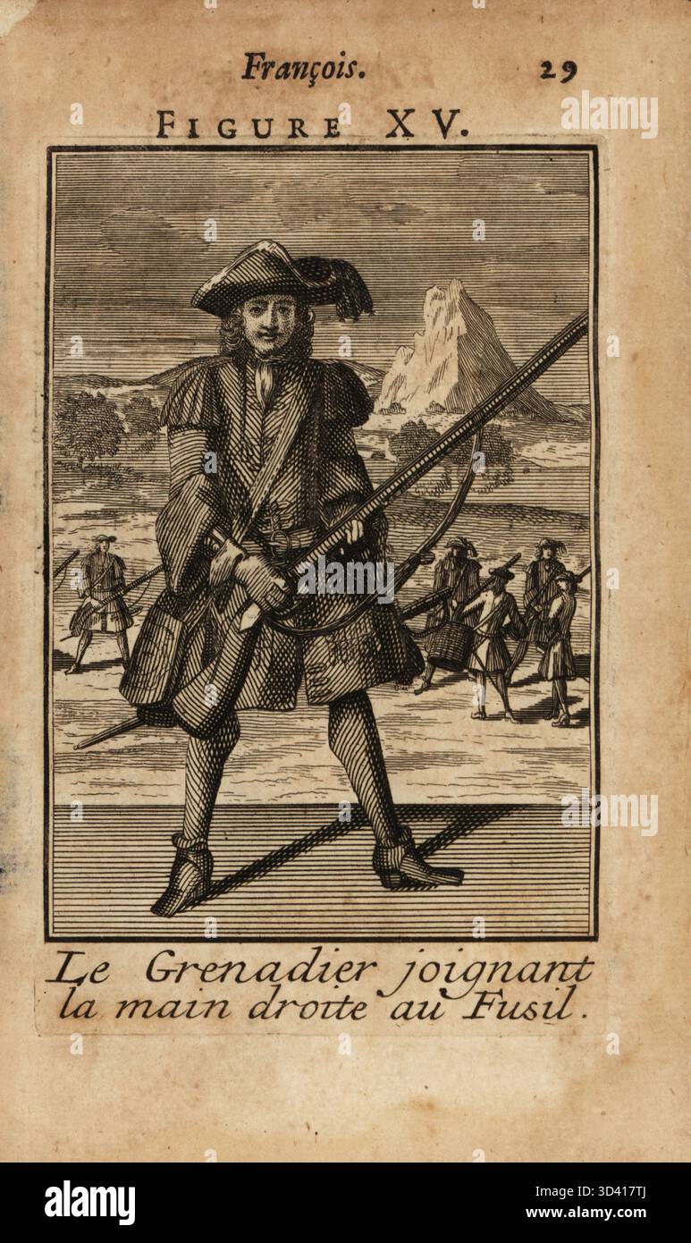 Il granatiere francese stringe il suo moschetto a pietra focaia nella mano destra. Soldier in tricorn, cappotto militare, tubo e scarpe in pelle. Le Grenadier joignant la Main droite au fusil. Incisione su lastra di rame di Pierre Giffart di l'Art Militaire Francois pour l'Infanterie, Pierre Giffart, Parigi, 1696. Libro di esercizi militari francesi del XVII secolo per la fanteria che copre carri di moschetto, picche, spada e granate. Foto Stock