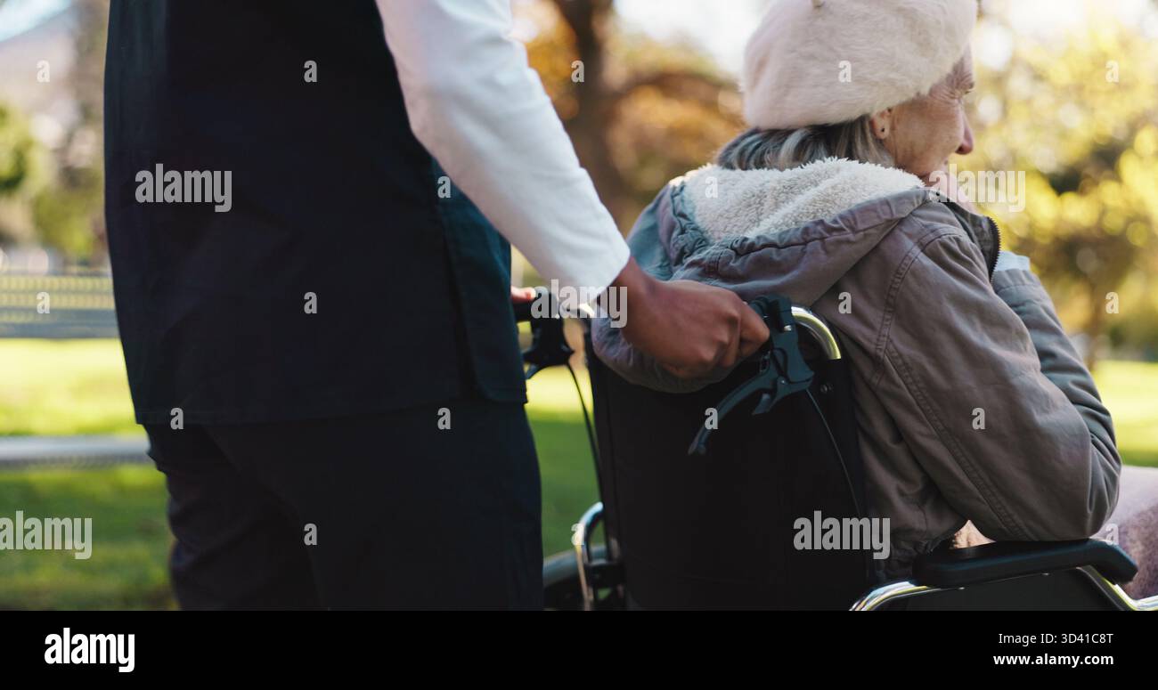 Infermiera, cammina o donna anziana con sedia a rotelle nel parco, aria fresca o natura per una salute mentale positiva. Pensionamento, infermiere o persona anziana con Foto Stock
