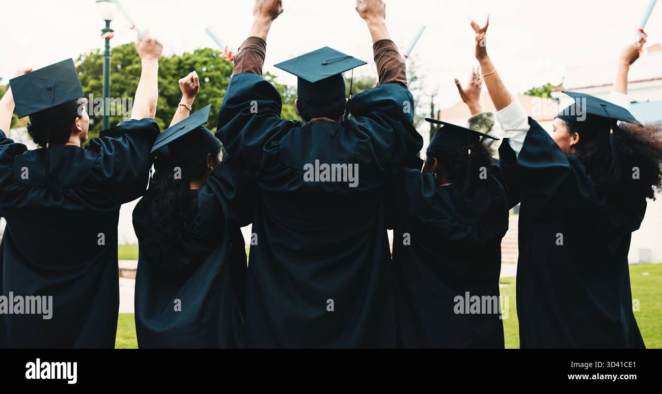Back, università e persone con laurea, studenti e risultati accademici con cerimonia. Campus, diploma universitario o gruppo con successo, istruzione Foto Stock