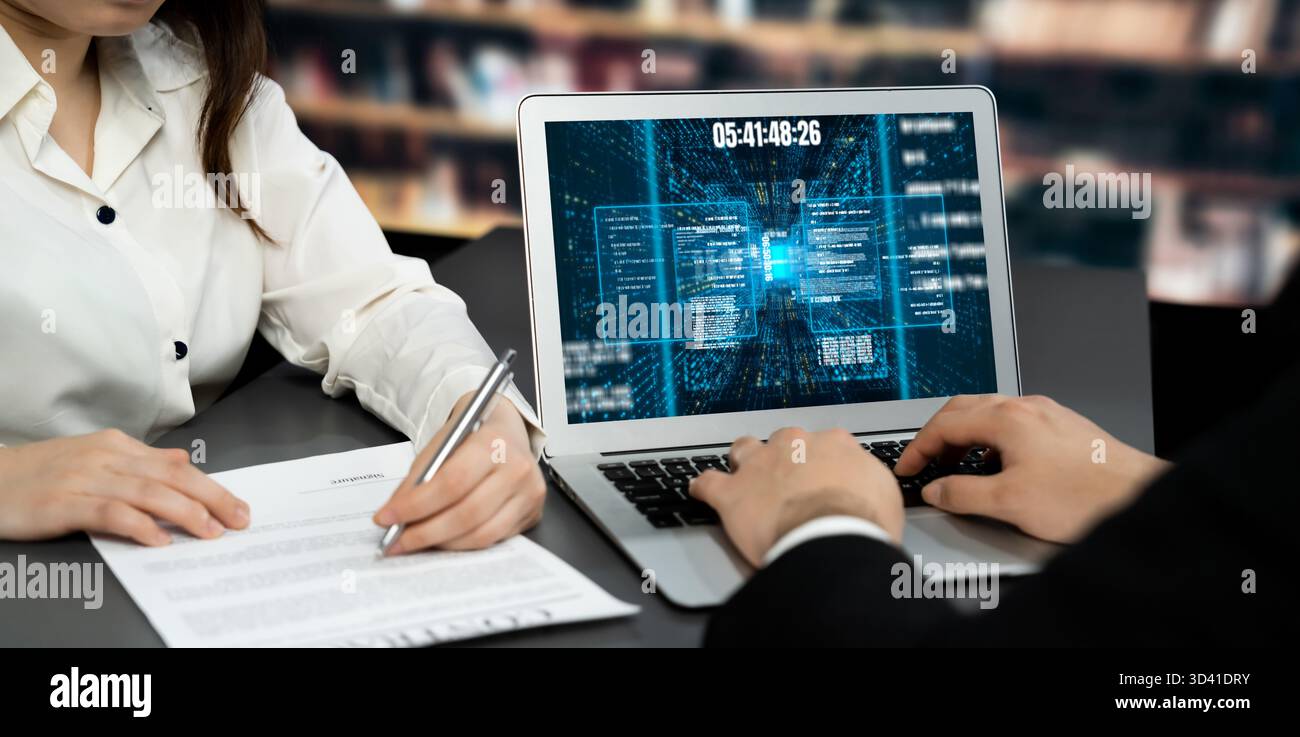 Lo sviluppo di software o la programmazione funzionano con lo schermo di codifica di vari linguaggi di programmazione come HTML, , e C brisk per le nuove applicazioni Foto Stock