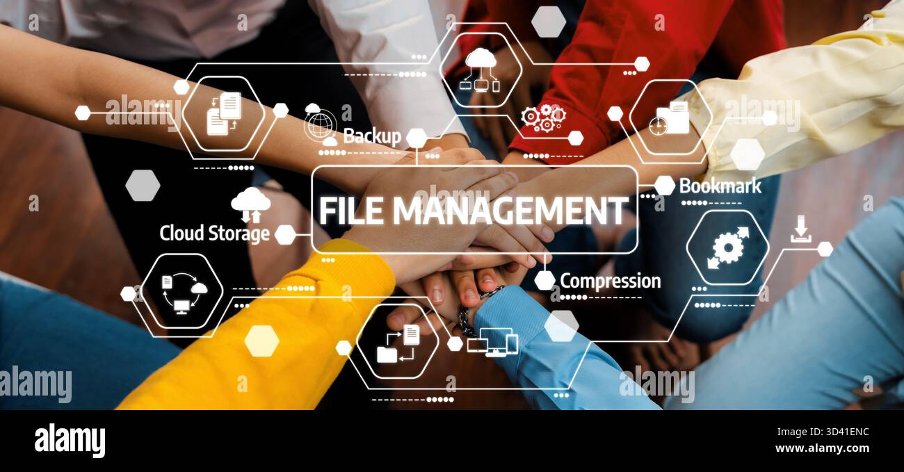 Le mani che si uniscono simboleggiano la collaborazione nella gestione dei file, illustrando le tecniche per un'organizzazione digitale efficace e migliorando il flusso di lavoro Foto Stock